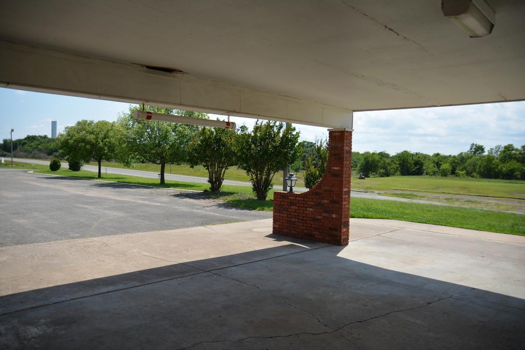 Lake Eufaula Inn & Suites Checotah Exterior photo
