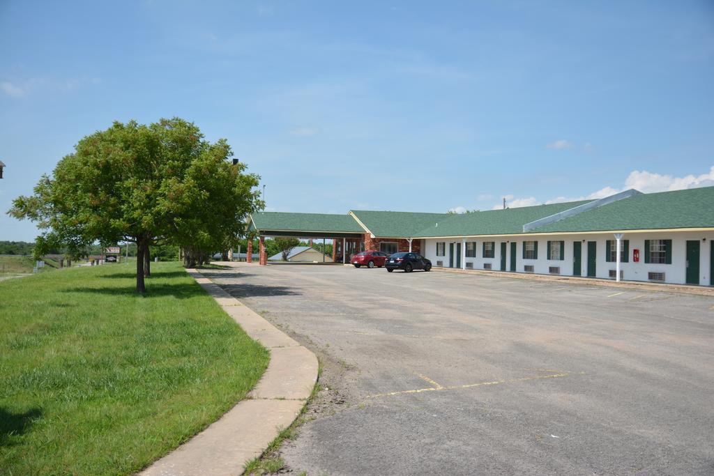 Lake Eufaula Inn & Suites Checotah Exterior photo