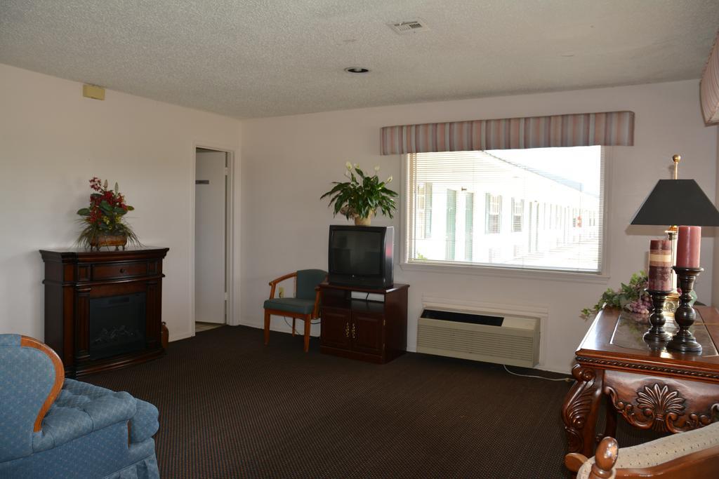 Lake Eufaula Inn & Suites Checotah Exterior photo